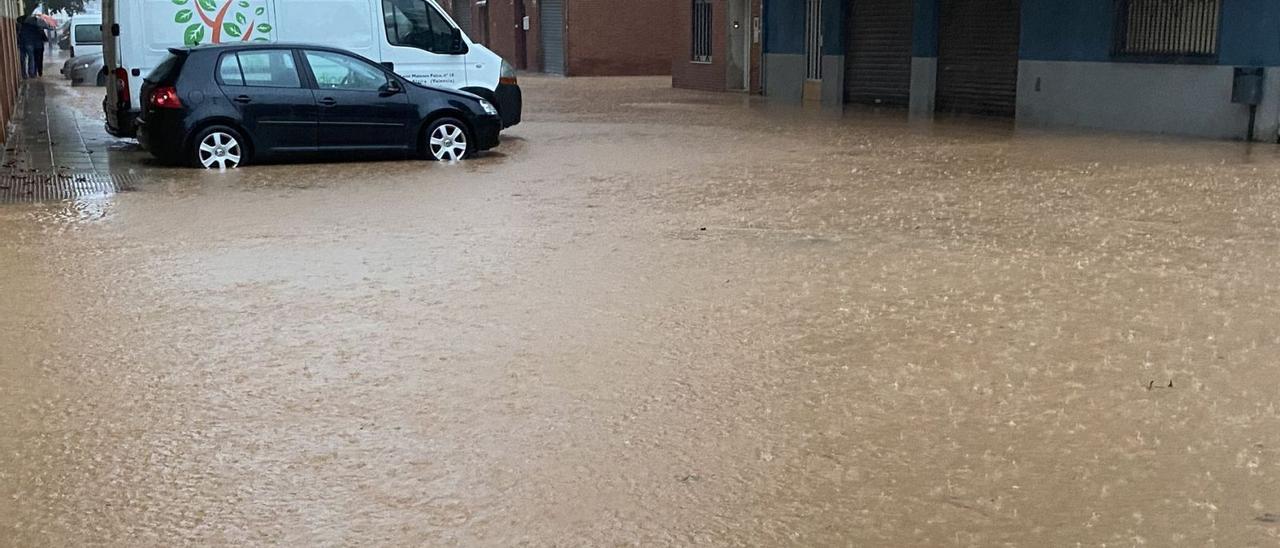 Una calle del barrio de L’Alquenència anegada por el agua en un temporal ocurrido en potoño de 2020. | R.SEBASTIÁN