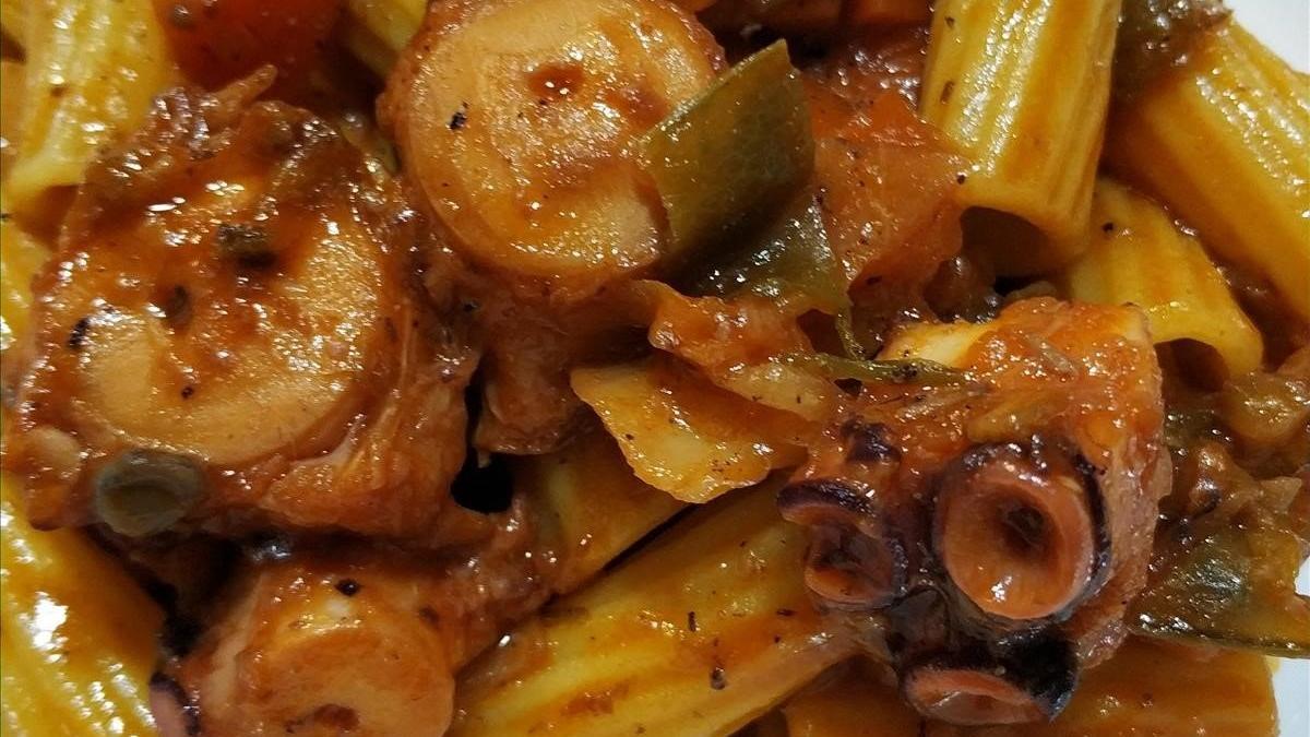 Foto hecha en la cocina de casa: pasta con ragú de pulpo.