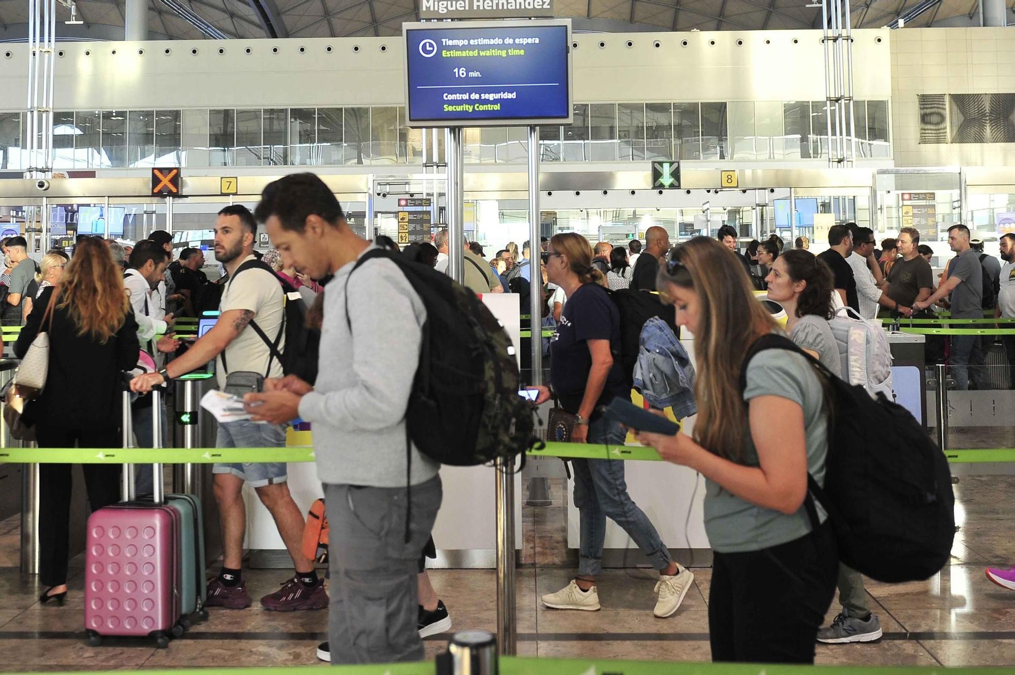 La huelga de los vigilantes de la seguridad del aeropuerto Alicante-Elche colapsa las salidas