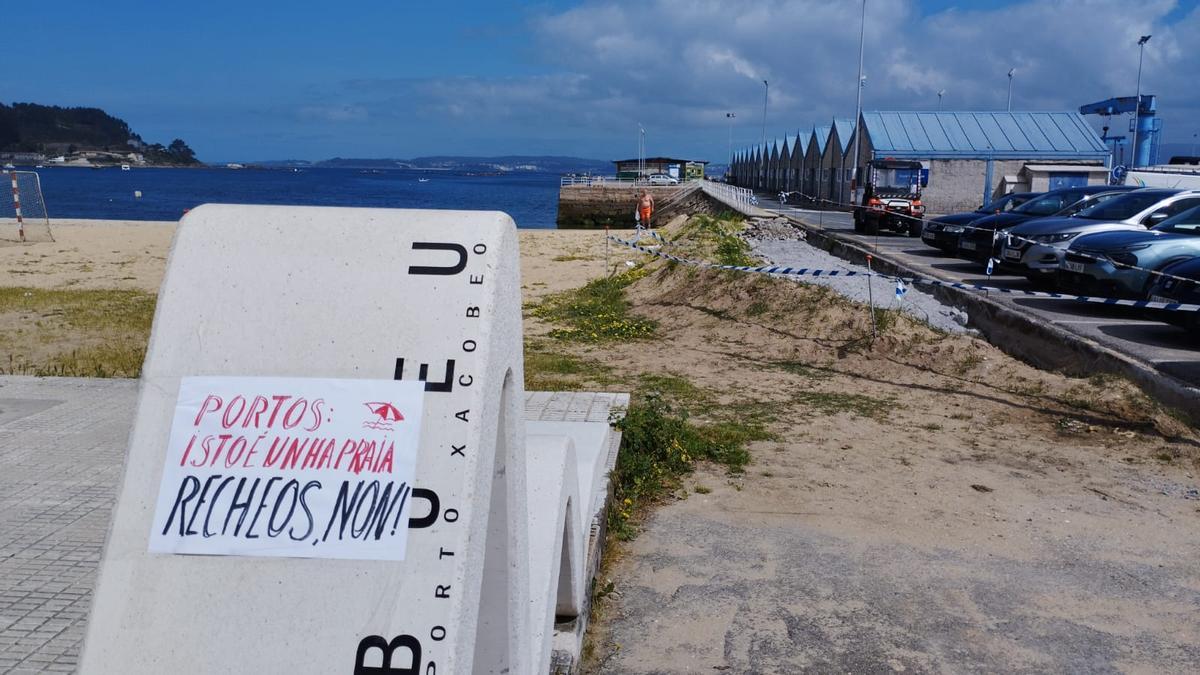 Los carteles colocados por Anduxía y que denuncia que han sido arrancados.