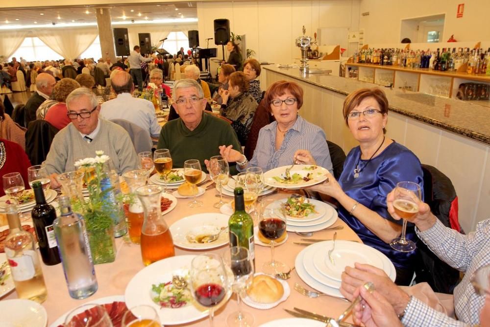 Almuerzo y baile por el Día de los Enamorados en el Club de Mayores de Cartagena