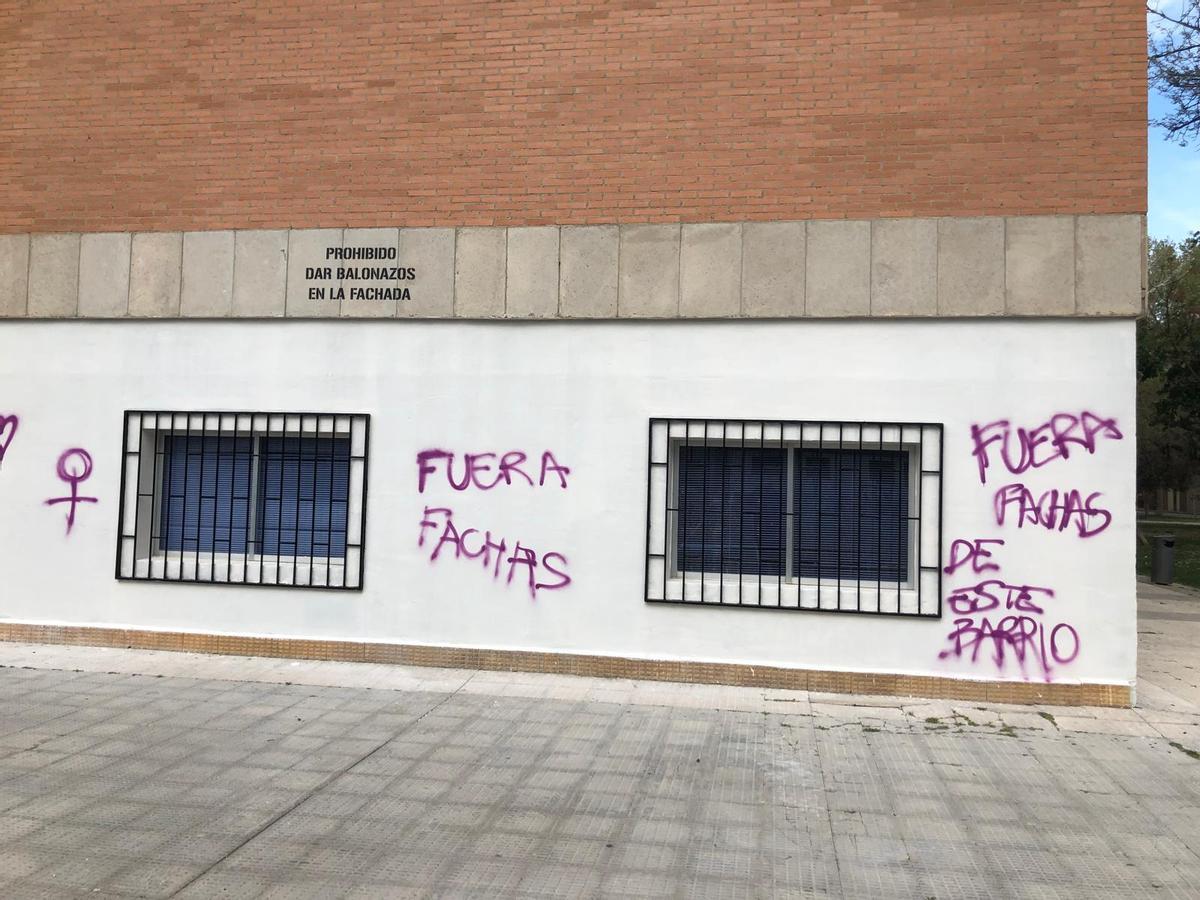 Imagen de las pintadas realizadas en el local.