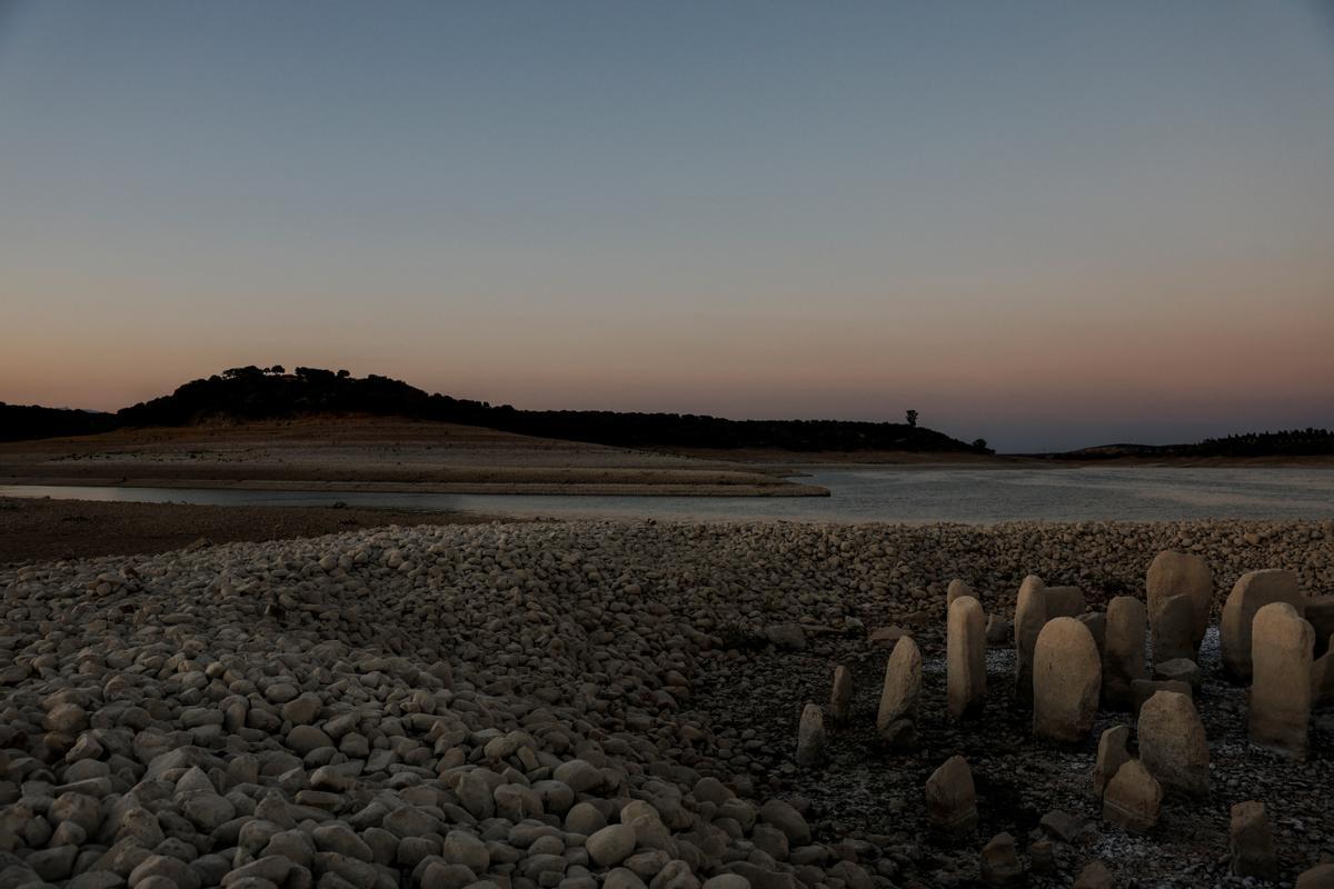 El dolmen de Guadalperal, también conocido como el Stonehenge español, se ve debido al retroceso de las aguas del embalse de Valdecañas en las afueras de El Gordo, España