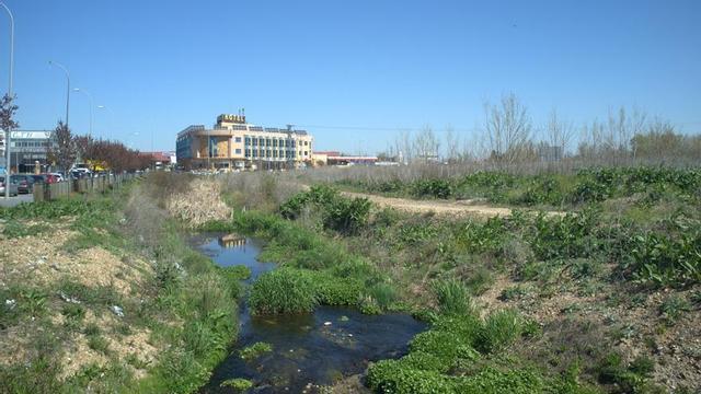 Regato de agua de San Lázaro en el polígono industrial, donde desagua uno de los 18 aliviaderos.