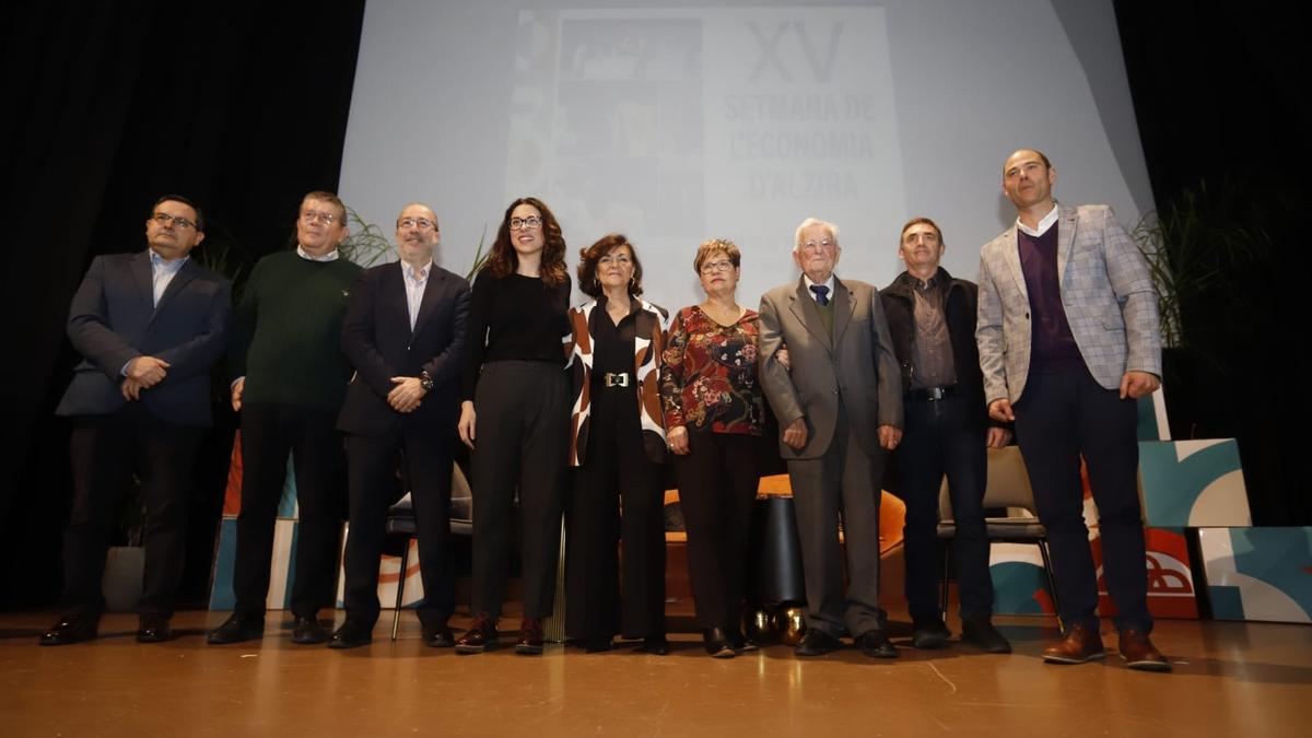 Carmen Calvo, Aitana Mas, autoridades locales y los premiados.