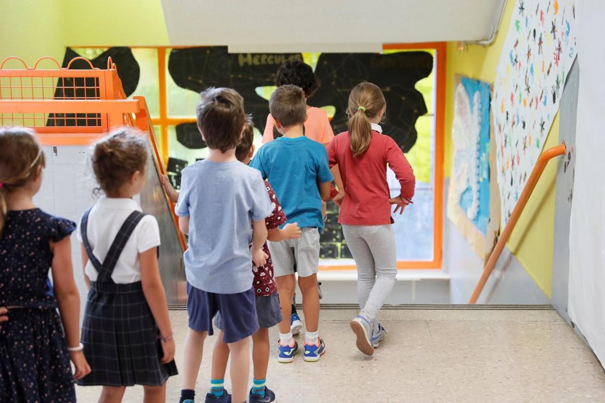 GRAF7611. MADRID, 07/09/2018.- Varios niños acceden a las aulas del Colegio Virgen del Cortijo de Madrid en el primer día del curso escolar 2018-2019 que ha comenzado hoy en la Comunidad de Madrid y finalizará el 21 de junio de 2019. En el conjunto de España, más de ocho millones de estudiantes no universitarios regresarán a las aulas en las fechas fijadas por cada comunidad autónoma, que se prolongará hasta el próximo día 24, día en que se inicia el curso para los alumnos de formación profesional de Castilla y León, los últimos en incorporarse al sistema. Aunque cada región fija la fecha de inicio y final de curso en sus centros educativos, todos deben cumplir un mínimo de 175 días lectivos para las enseñanzas obligatorias. EFE/Fernando Alvarado