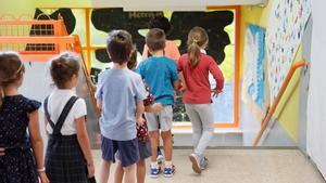 GRAF7611. MADRID, 07/09/2018.- Varios niños acceden a las aulas del Colegio Virgen del Cortijo de Madrid en el primer día del curso escolar 2018-2019 que ha comenzado hoy en la Comunidad de Madrid y finalizará el 21 de junio de 2019. En el conjunto de España, más de ocho millones de estudiantes no universitarios regresarán a las aulas en las fechas fijadas por cada comunidad autónoma, que se prolongará hasta el próximo día 24, día en que se inicia el curso para los alumnos de formación profesional de Castilla y León, los últimos en incorporarse al sistema. Aunque cada región fija la fecha de inicio y final de curso en sus centros educativos, todos deben cumplir un mínimo de 175 días lectivos para las enseñanzas obligatorias. EFE/Fernando Alvarado