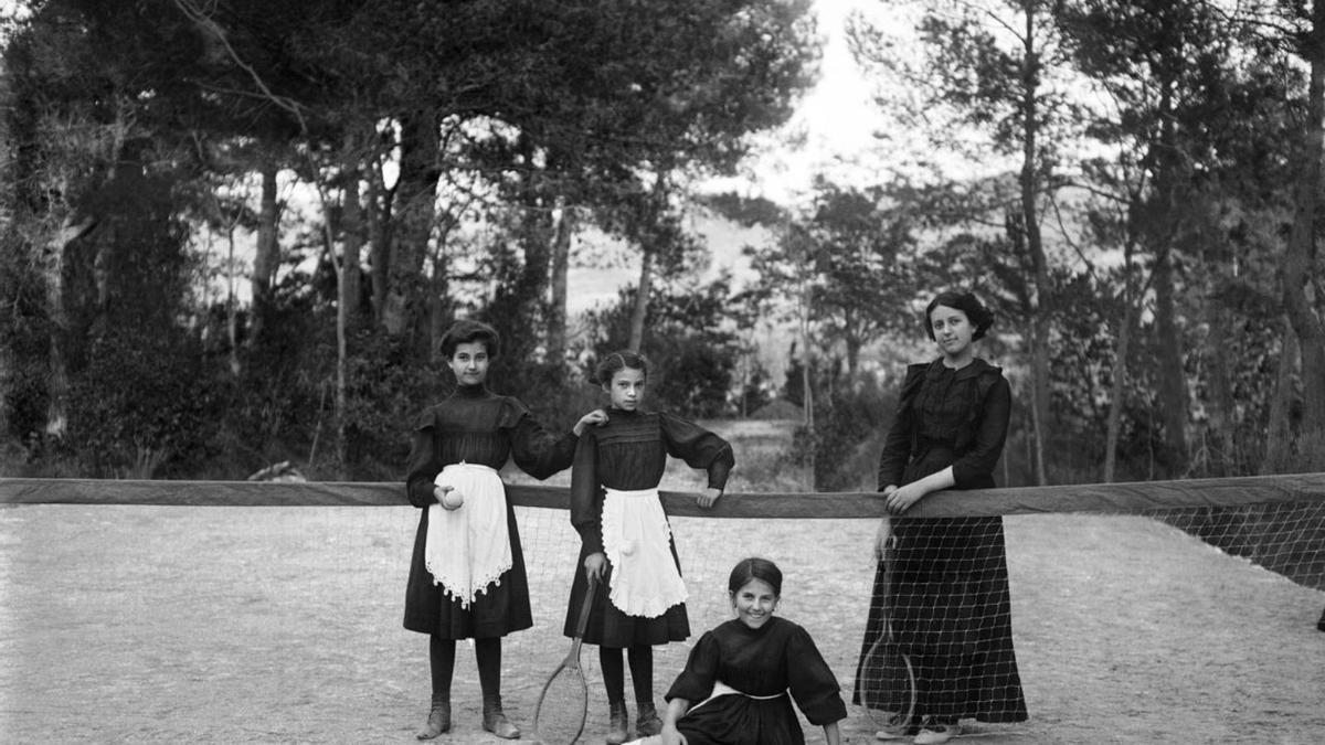 Un grupo de mujeres
juega al tenis.