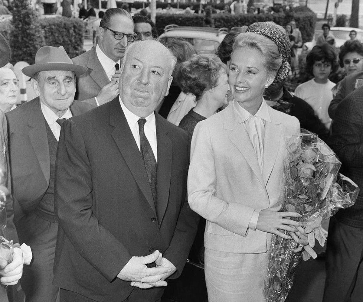 El 9 de maig de 1963, el director Alfred Hitchcock i l’actriu nord-americana Tippi Hedren arriben a l’hotel Carlton de Cannes, per a la presentació de la pel·lícula ’Els ocells’.