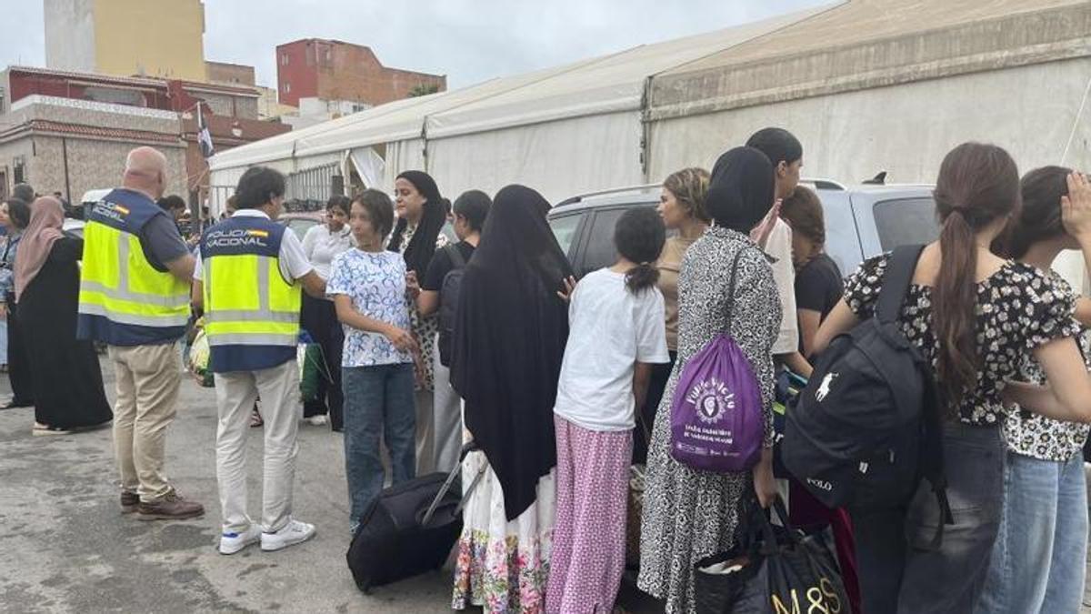 Mujeres migrantes que empezaron a ser trasladadas ayer por la Policía Nacional.