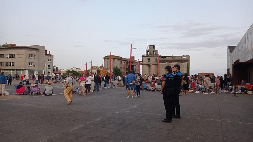 Cientos de personas hacen cola desde ayer por una entrada de Alejandro Sanz