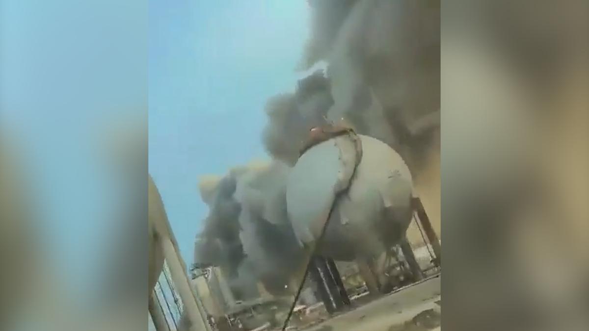 La mayor refinería de petróleo de Arabia Saudí recibe el impacto de restos de drones iraníes