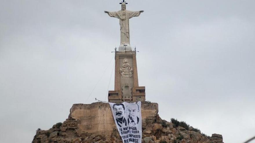 Un cartel con las caras de Stalin y Lenin ha sido colocado bajo el Cristo de Monteagudo.