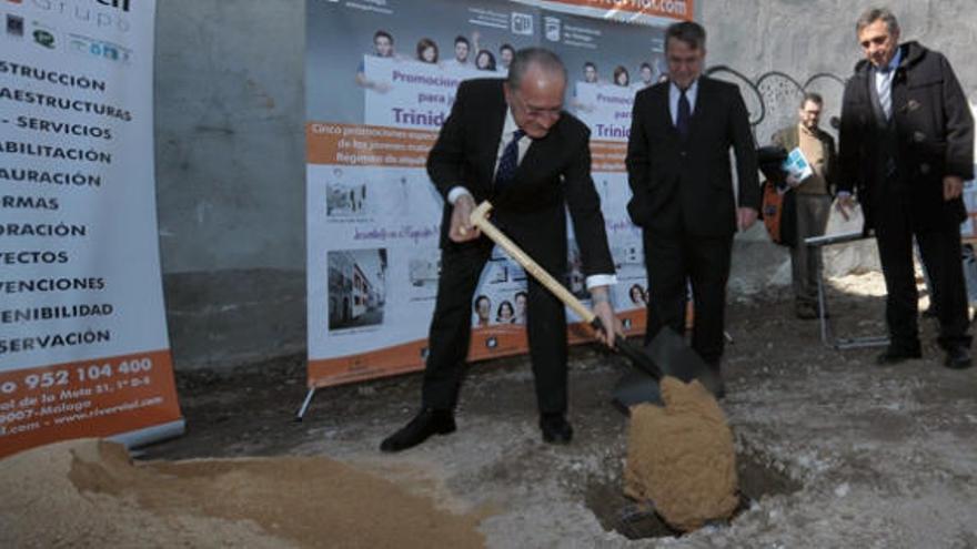 De la Torre, en el acto de colocación de la primera piedra.