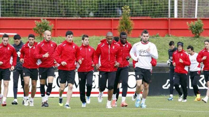 Los futbolistas del Sporting, durante el entrenamiento de ayer.