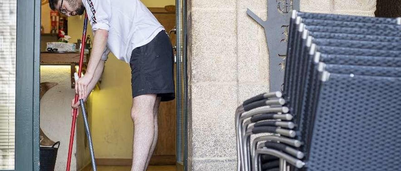 Un joven barre un local hostelero de la Plaza Mayor durante el día de ayer. // Carlos Peteiro