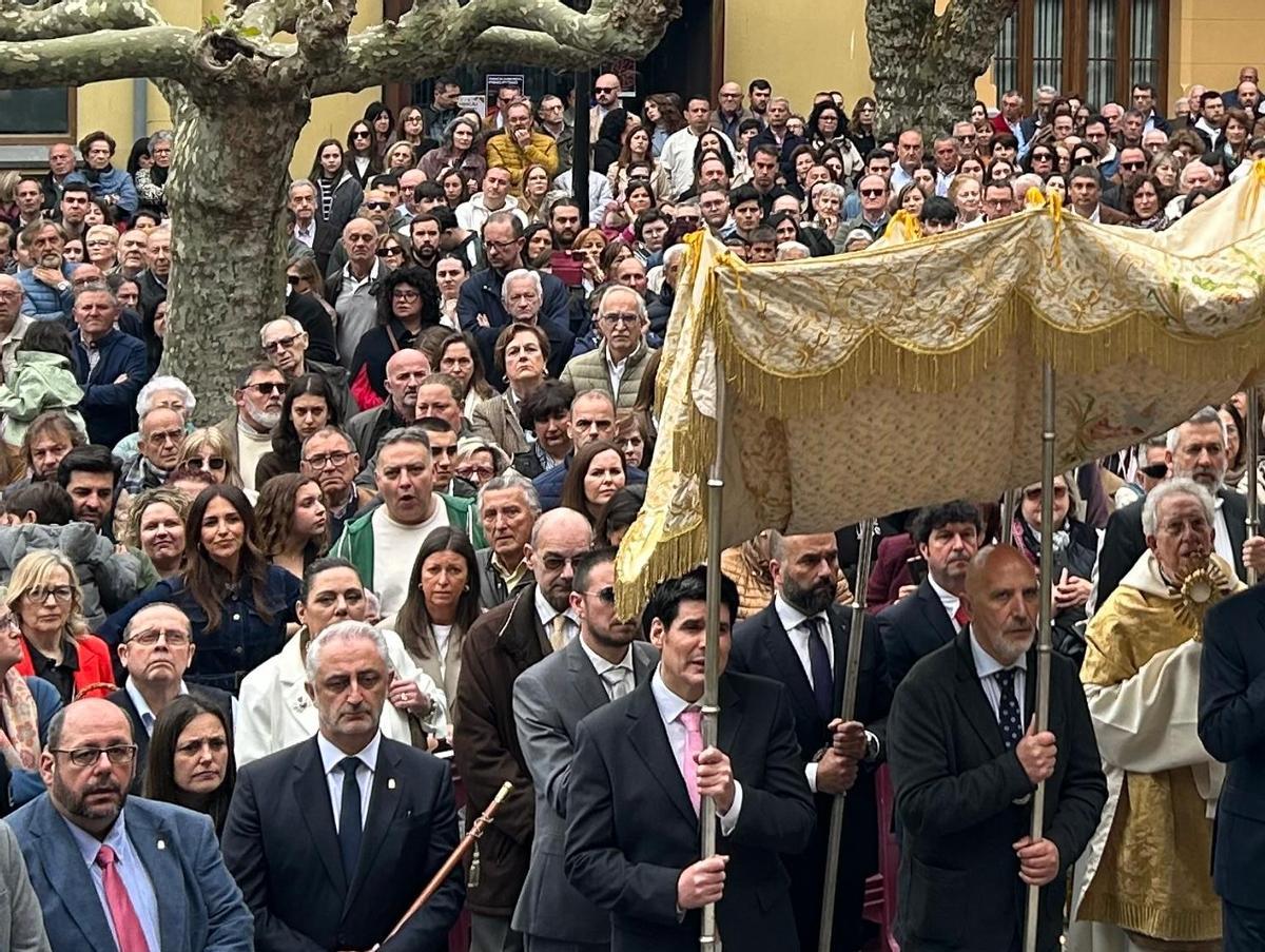 Paula Echevarría, junto a Miguel Torres, entre el público que sigue la Procesión del Encuentro en la plaza del Paseín de Candás.