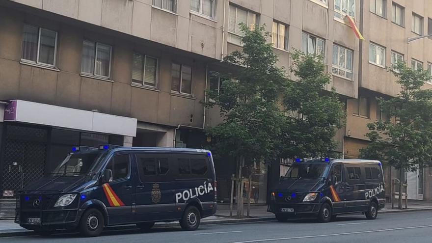 Dos furgones de la Policía Nacional, ayer en A Coruña donde se produjeron las detenciones.