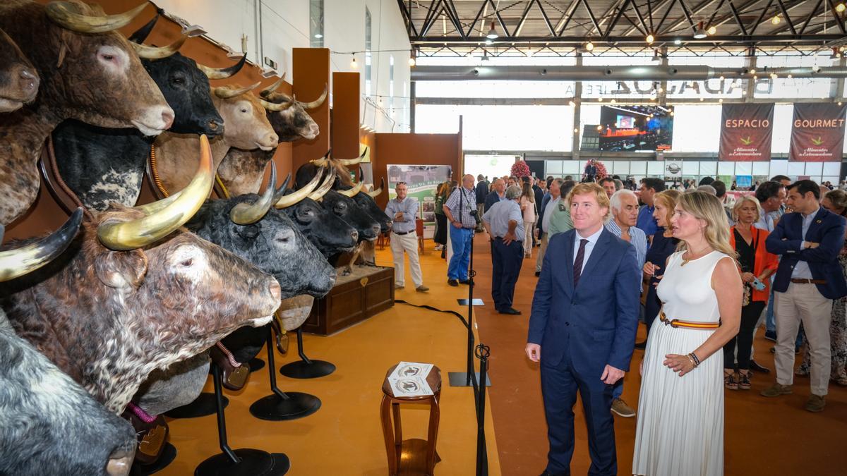 El alcalde y la concejala de Ifeba visitan los expositores tras la inauguración de la feria.