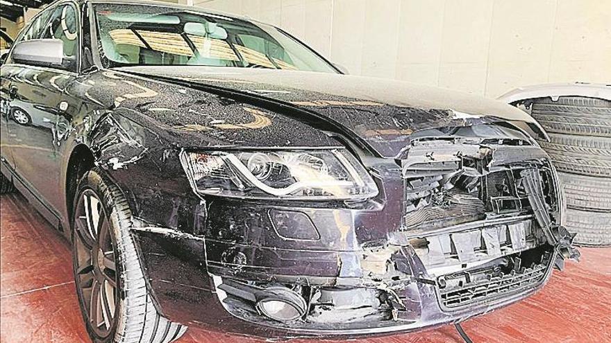 Una banda colisiona con un Audi robado en un taller de Vinaròs