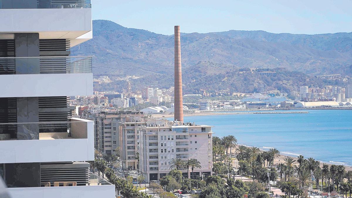 Vistas de la barriada de Sacaba donde están construyendo la tercera torre de viviendas de Málaga Towers, cerca de la playa de la Misericordia y Sacaba.
