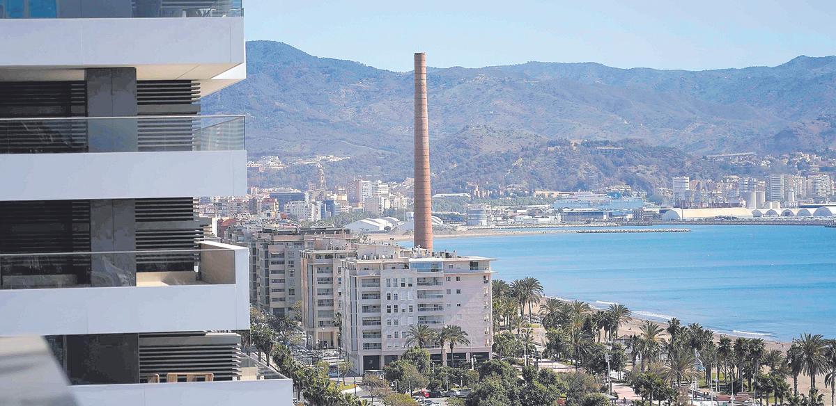 Vistas de la barriada de Sacaba donde están construyendo la tercera torre de viviendas de Málaga Towers, cerca de la playa de la Misericordia y Sacaba.