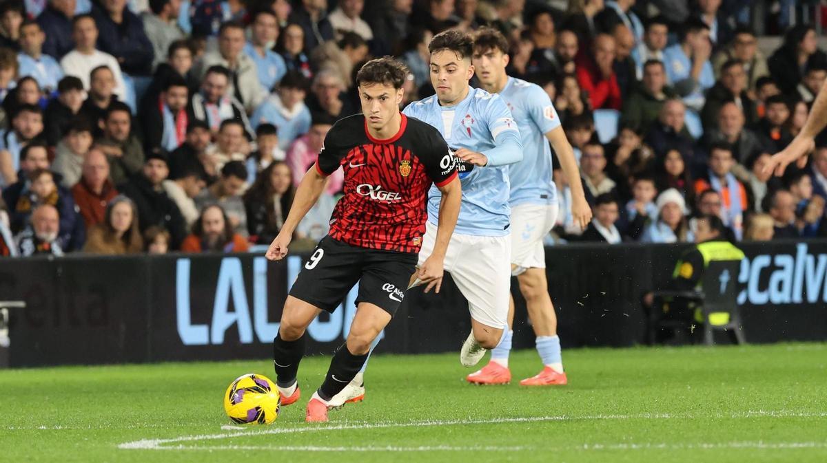 Llabrés conduce el balón ante la presión de Fran Beltrán, en el partido ante el Celta