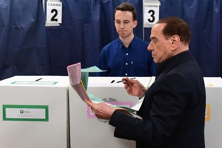 Silvio Berlusconi acude a votar en su colegio electoral.