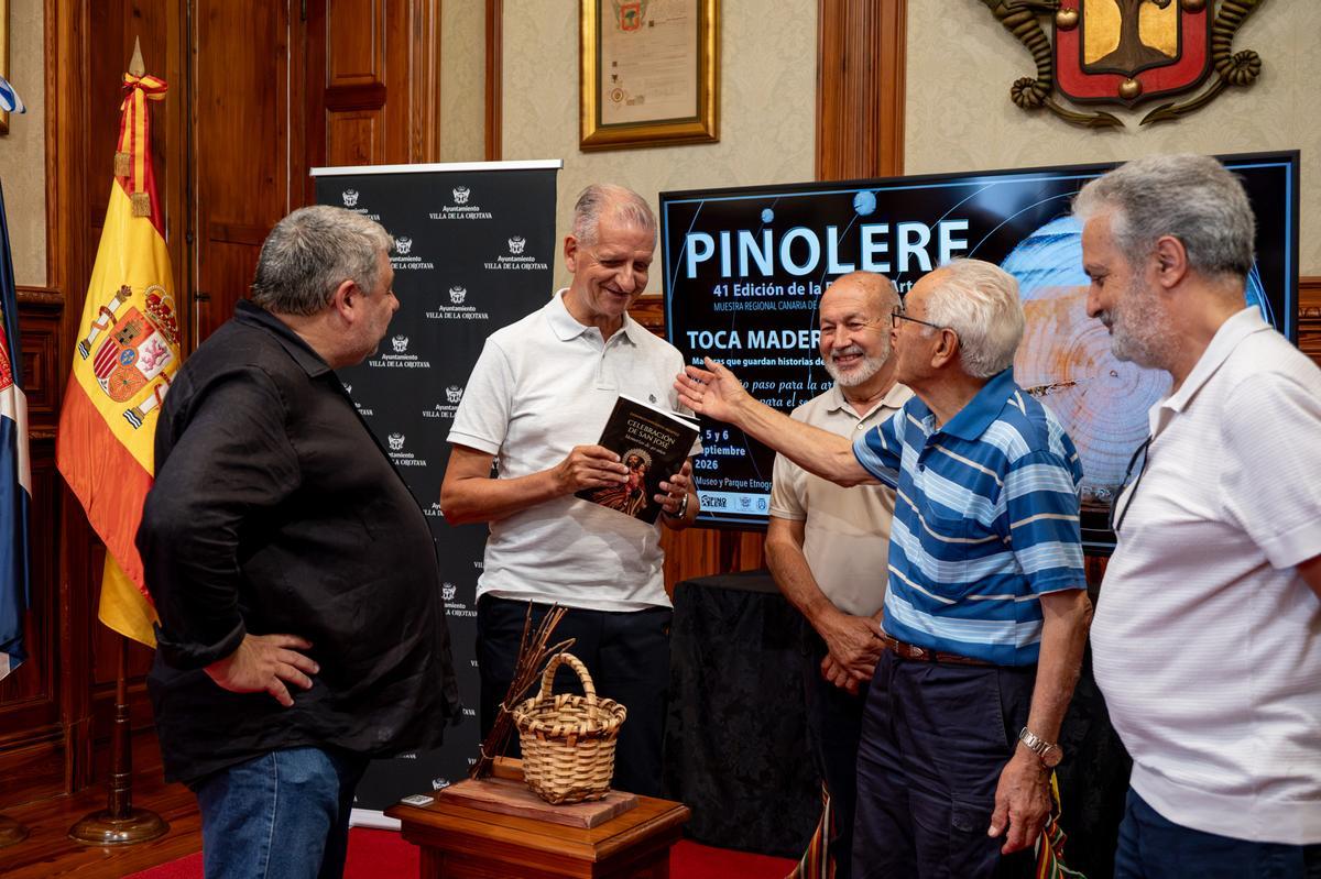 Alcalde y representantes de la Feria de la Artesanía de Pinolere en el Ayuntamiento