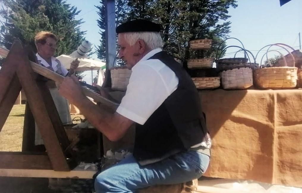 Lleno total en el Mercáu Tradicional de Oles: así se vive una de las citas del verano en Villaviciosa