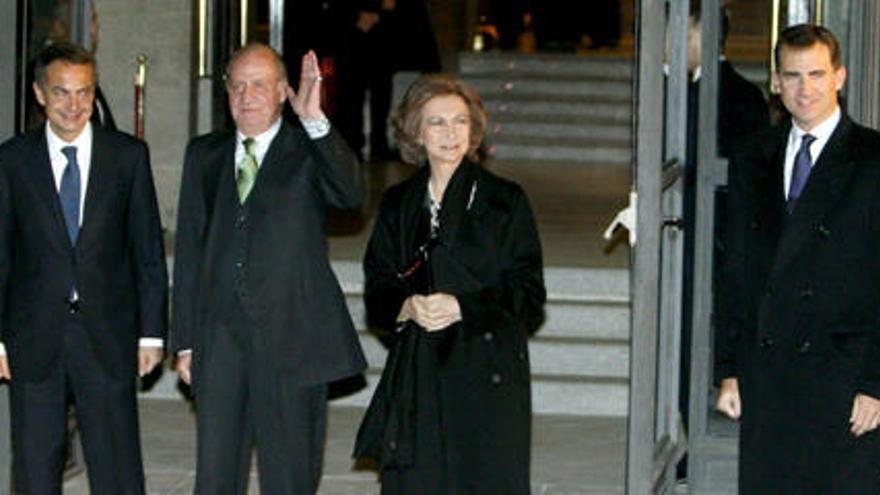 Los Reyes, los Príncipes de Asturias, y el presidente del Gobierno y su esposa, en la gala inaugural de la presidencia española de la UE.