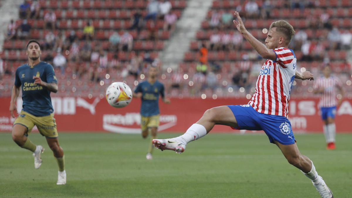 Jugada del partit entre el Girona FC i Las Palmas