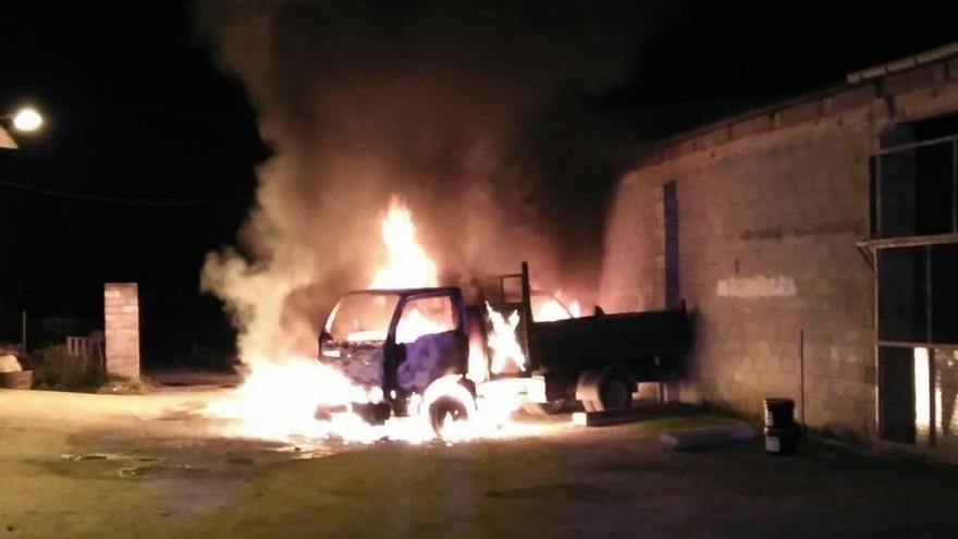 Un pequeño camión de la brigada municipal de Binissalem es pasto de las llamas ayer de madrugada.