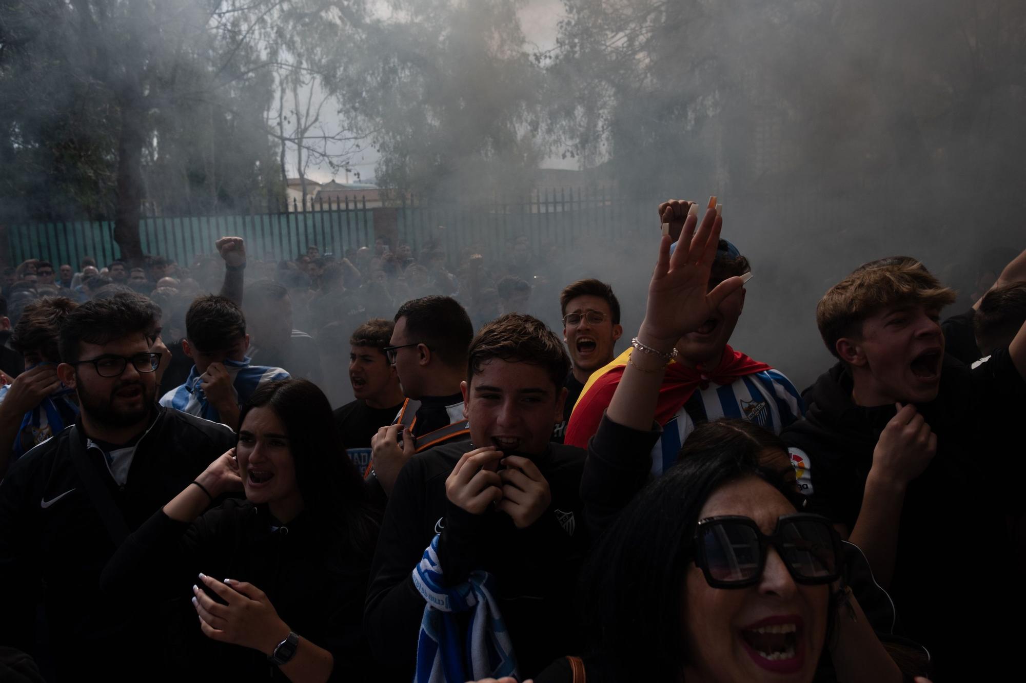 La protesta de la afición antes del Málaga CF - UD Ibiza, en imágenes