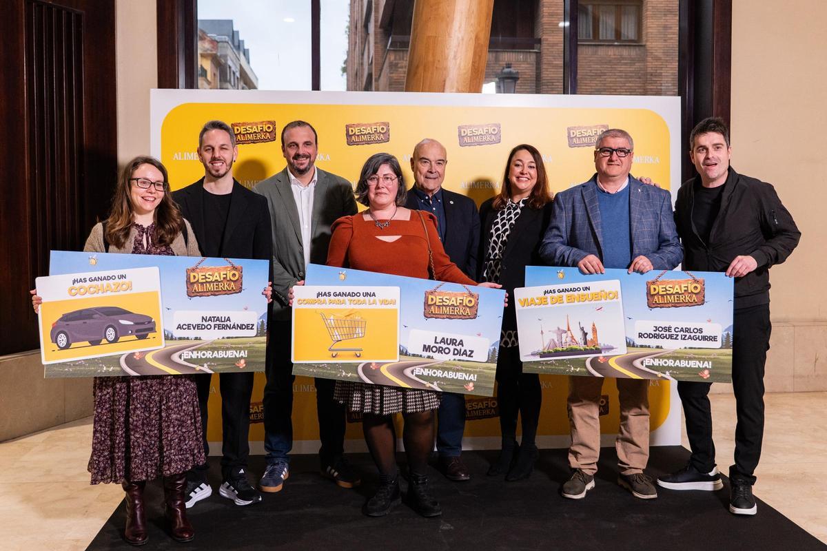 Por la izquierda, Natalia Acevo, David Cepo, Pelayo Collantes, Laura Moro, Antonio Resines, María Barrado (directora comercial de Alimerka), José Carlos Rodríguez y Álex Clavero.