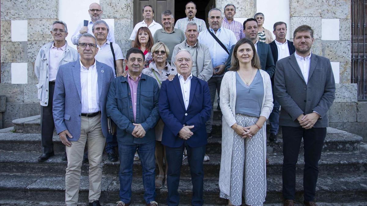 Representantes de los pueblos de montaña de la asociación EsMontañas para anunciar el reto, esta semana.