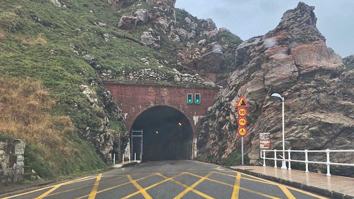 La entrada al túnel de Arnao desde Salinas. | I. M.