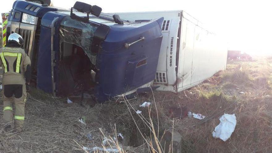 Un herido en Alagón al salirse con el tráiler de la carretera