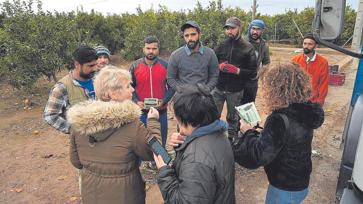 Representantes de CCOO explicaron el martes a una cuadrilla de ‘collidors’ los motivos de la huelga convocada.