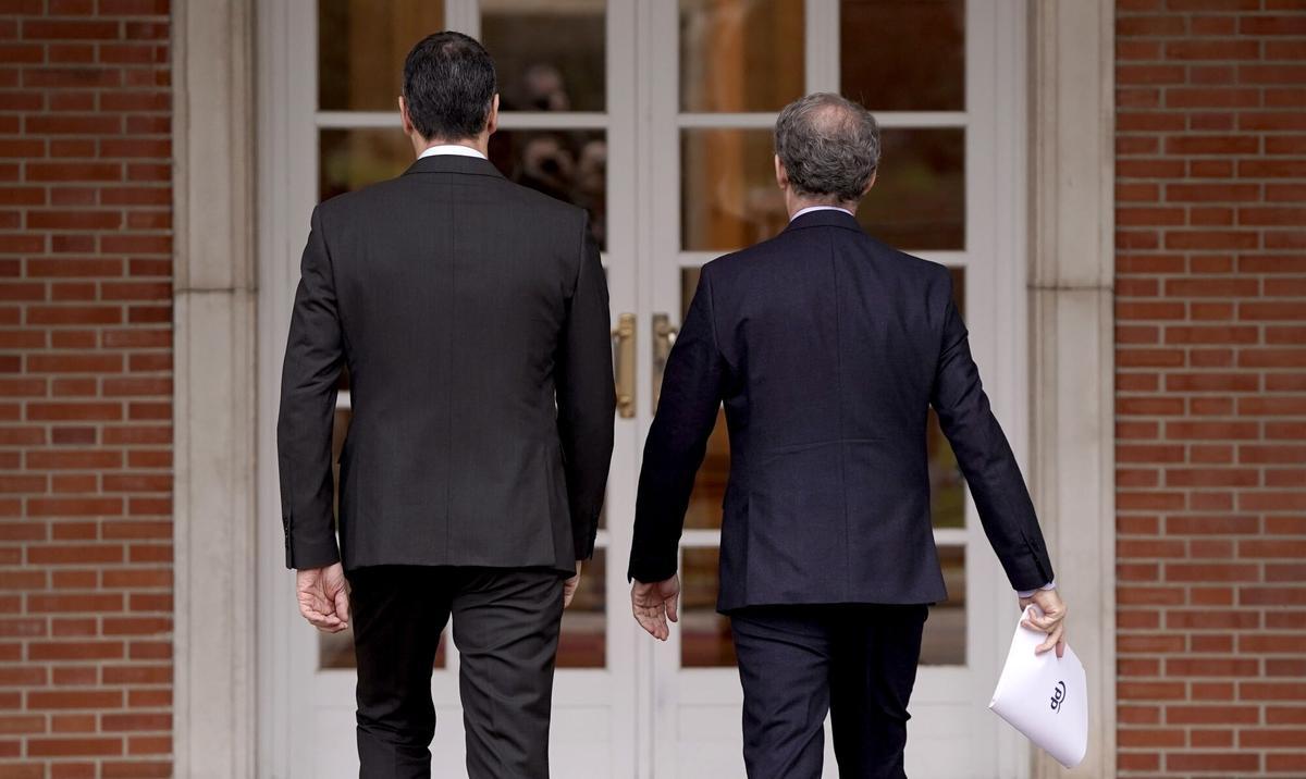 El presidente del Gobierno, Pedro Sánchez, y el líder de la oposición, Alberto Núñez Feijóo, antes de una reunión en Moncloa el pasado mes de marzo para informar sobre el plan de inversión en defensa.
