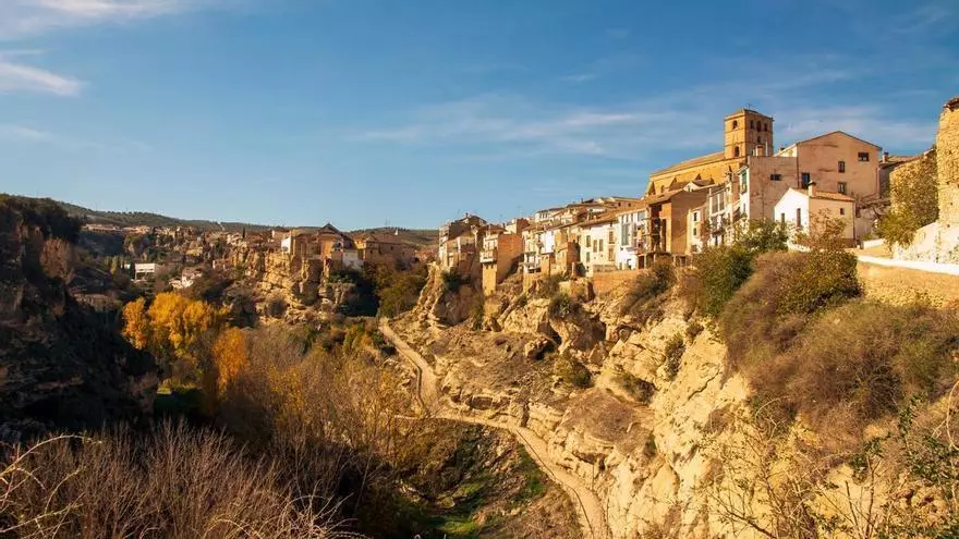 Así es el pueblo a una hora de Málaga que tiene un balneario natural con propiedades curativas y siglos de historia