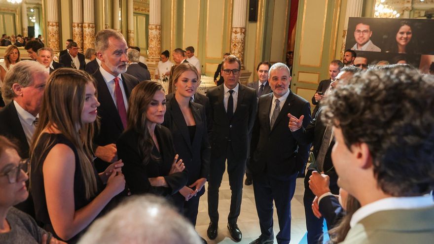 La familia real junto al alcalde Collboni y el director de la Fundación, Salva Tasqué, hablan con uno de los premiados