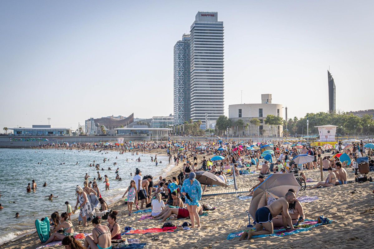Barcelona recupera el ritmo normal en sus playas después de la verbena de Sant Joan