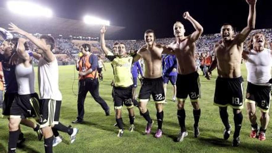 Los futbolistas del Zaragoza celebran la permanencia, en 2011.