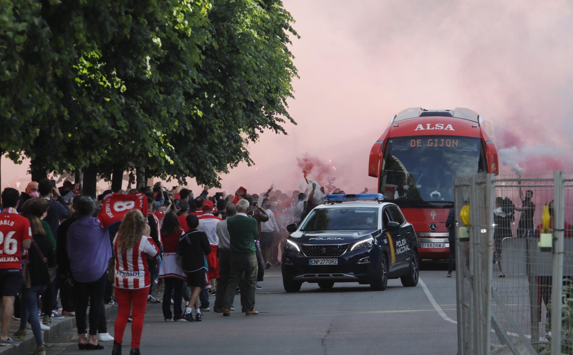 En imágenes: así fue la llegada del Sporting a El Molinón