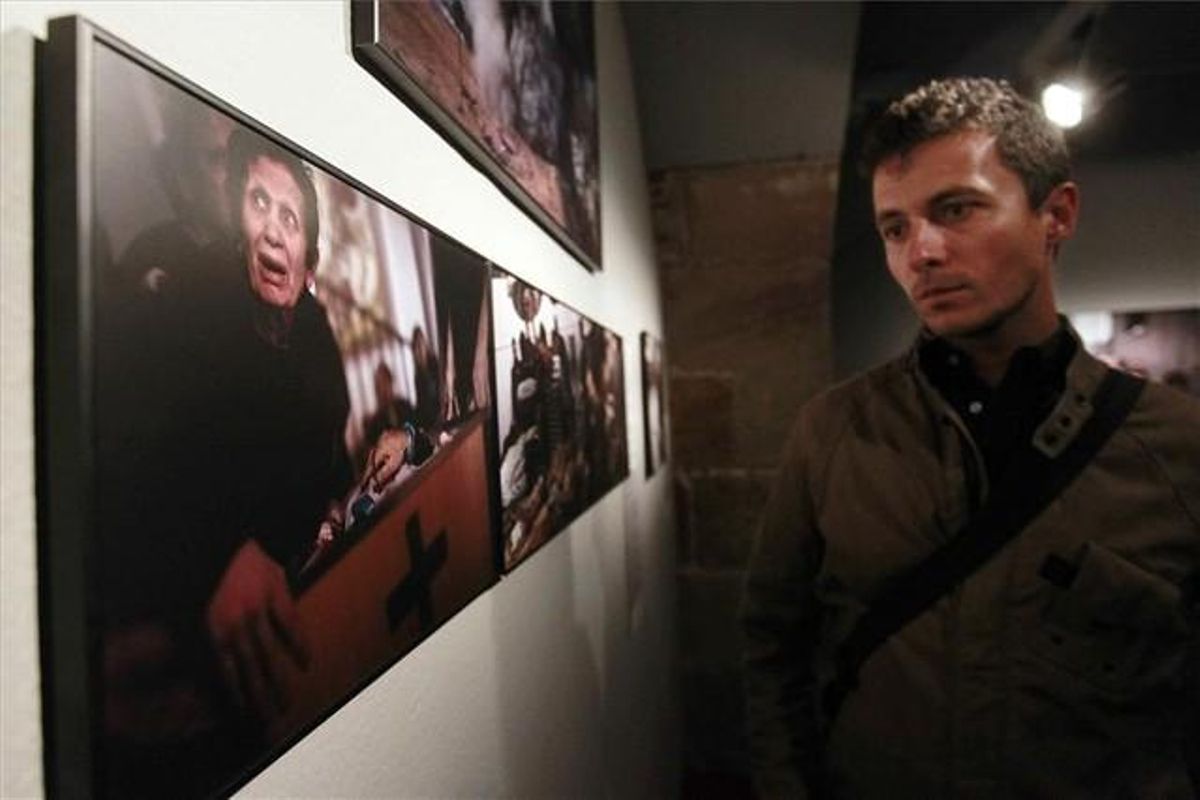 El fotògraf espanyol Bernat Armangué, observa una de les seves fotografies exposades en la 13a edició del Wold Press Photo al CCCB