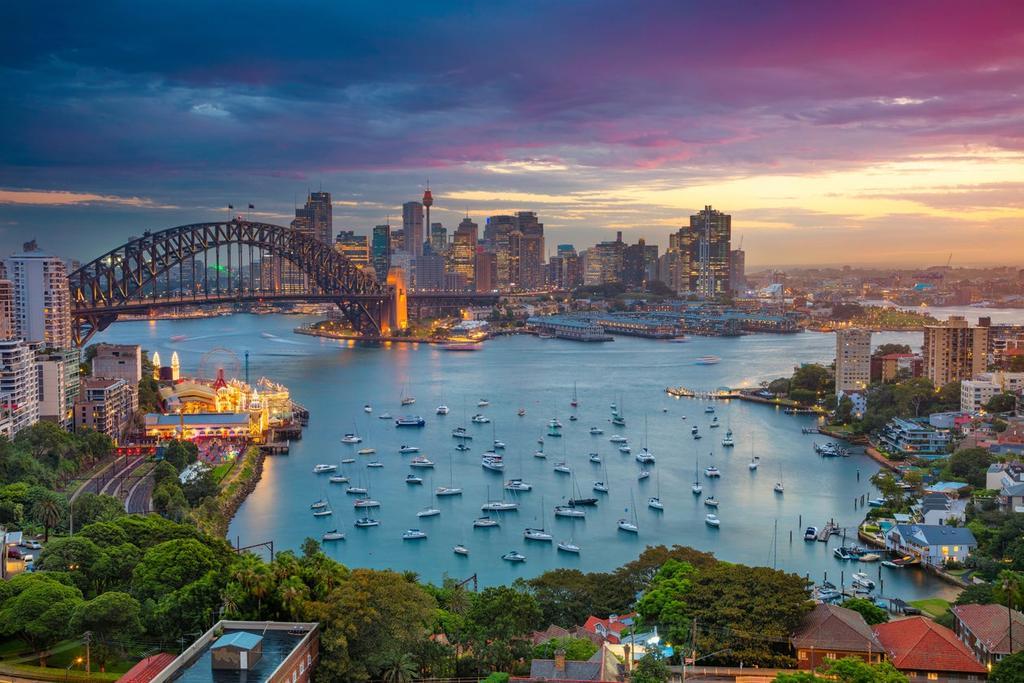 Vista de pájaro de Sidney, con el Harbour Bridge y el horizonte de Sidney durante la puesta de sol