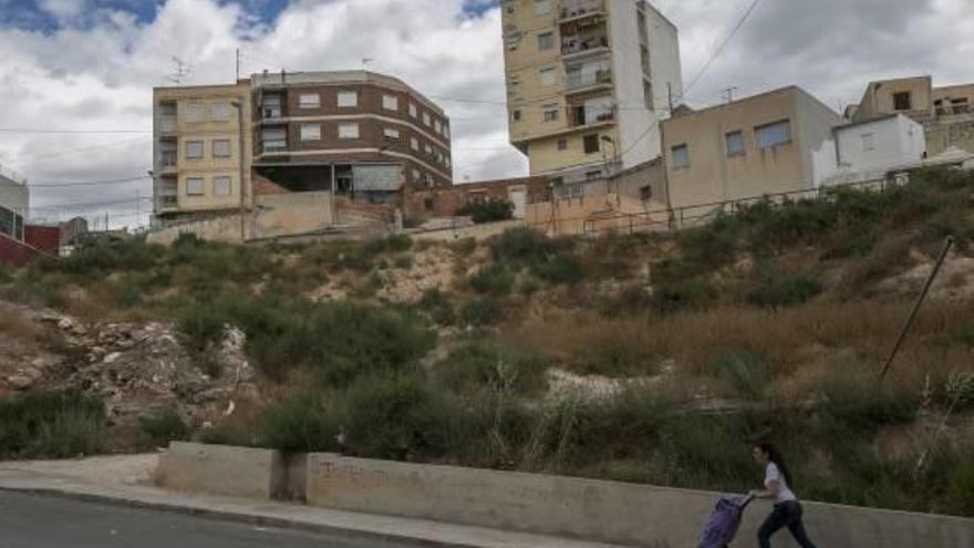 Una vista de varios edificios de viviendas en Crevillent, desde la calle Molins.