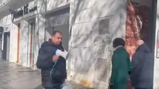 Un aficionado inicia una protesta en la puerta de las oficinas del Valencia