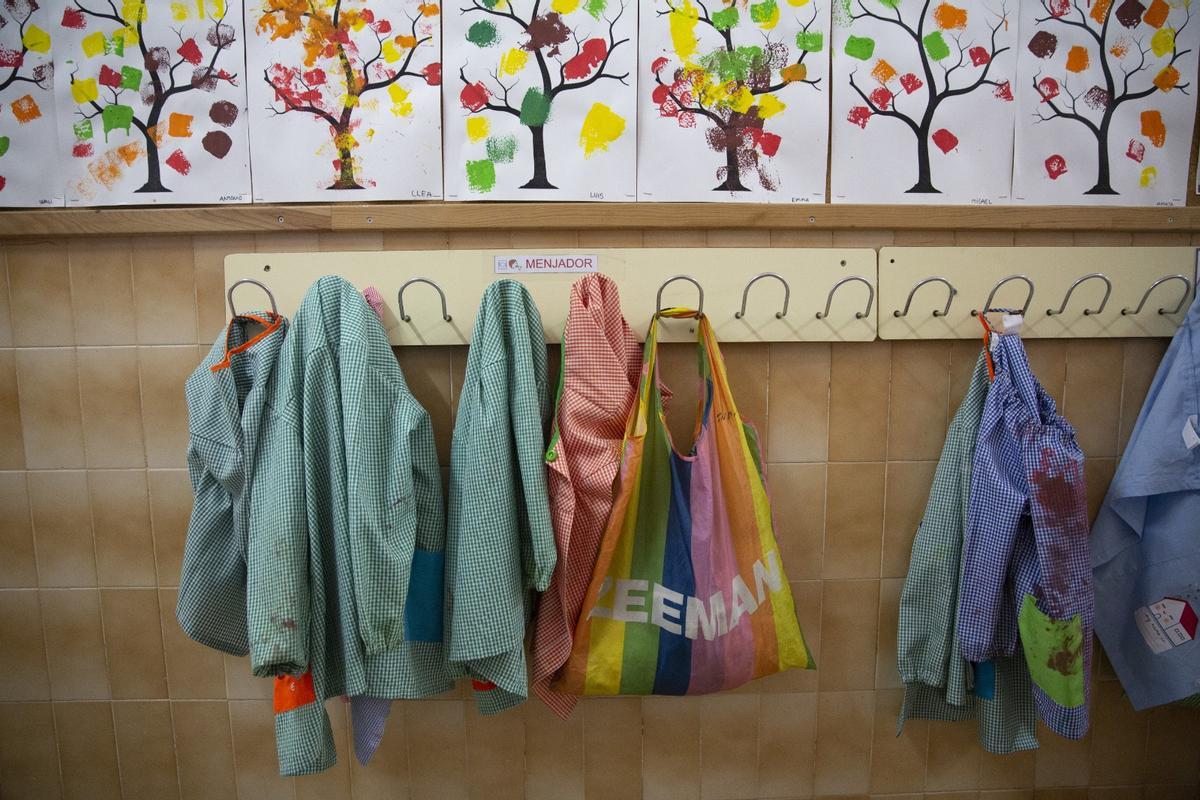 Batas colgadas en el pasillo de una escuela catalana.